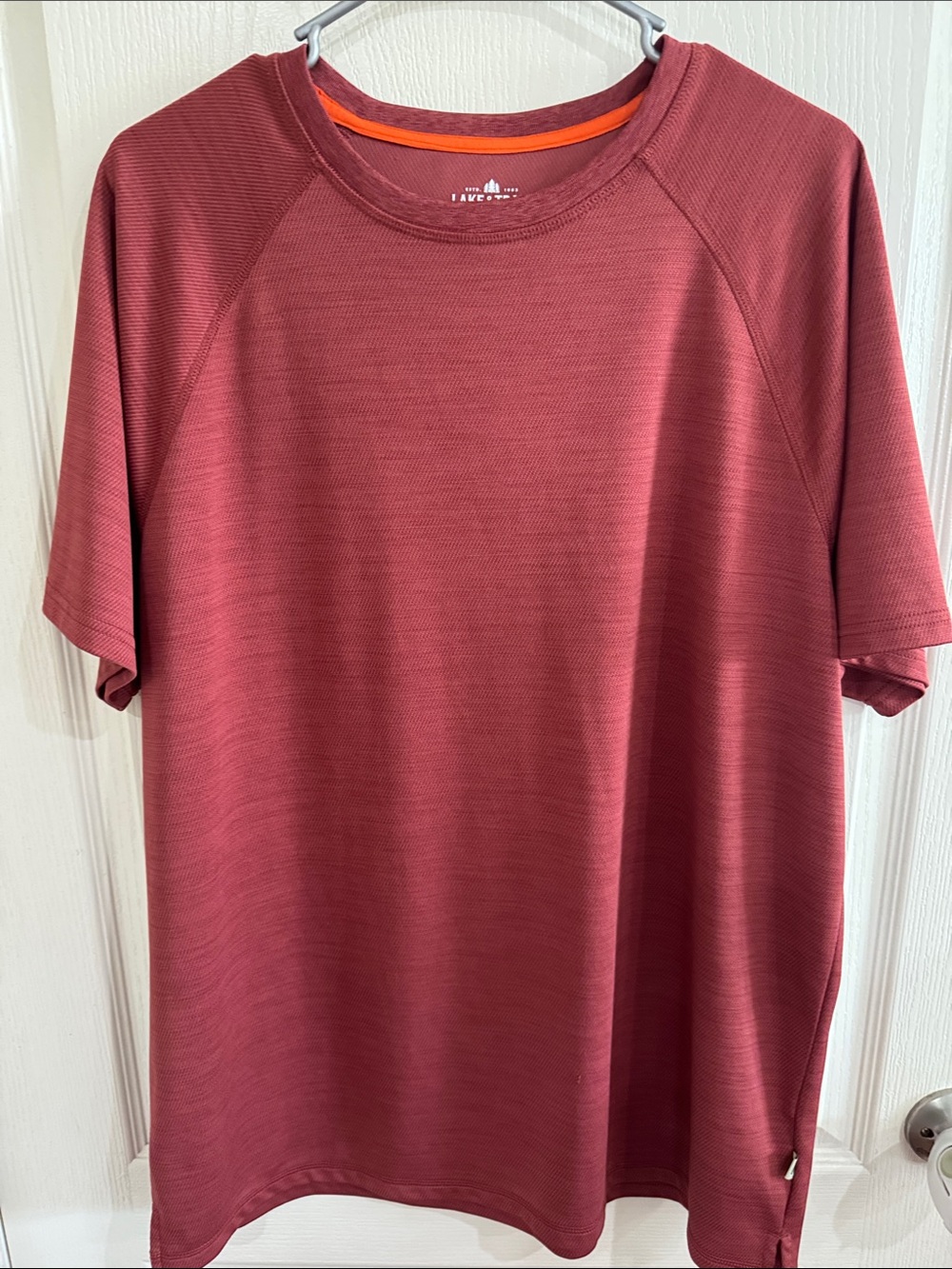 Men's Short-Sleeve Performance Tee in Burgundy